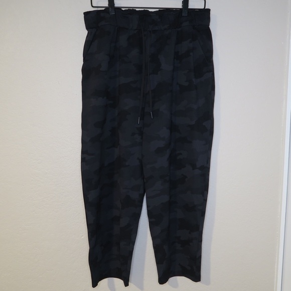 Lululemon‎ Stretch High Rise Crop Pants Heritage 365 Camouflage Deep Coal Black - Picture 2 of 9
